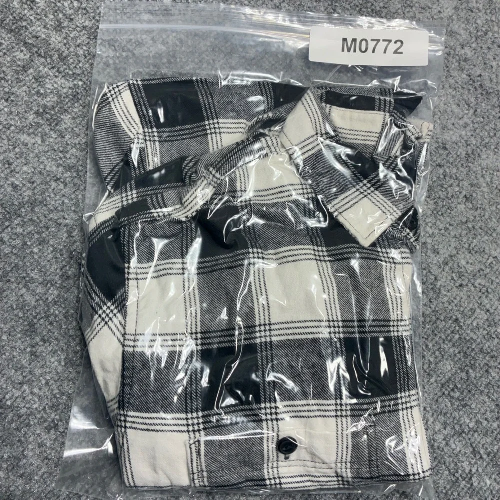 GAP Untucked Flannel Shirt Mens Small Black White Plaid Button-up Outdoor Casual
